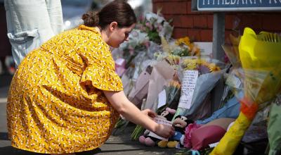 Una persona deja tributos en la escena del ataque de apuñalamiento a niños y adultos en Hart Street, Southport, Reino Unido, el 30 de julio de 2024.a