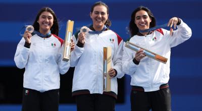 Ángela Ruiz, Alejandra Valencia y Ana Paula Vázquez reciben su medalla de bronce tras su participación en tiro con arco por equipos el lunes 29 de julio de 2024.