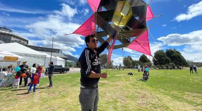 Un hombre hace volar su cometa en el parque Itchimbía de Quito, en julio de 2024