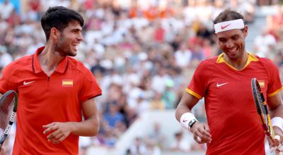 Carlos Alcaraz y Rafael Nadal festejan su paso a cuartos de final en doble en los Juegos Olímpicos de París 2024.