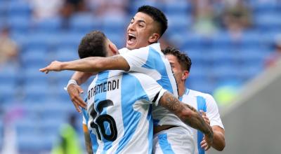 Thiago Almada feste su gol ante Ucrania junto a Nicolás Otamendi y Giuliano Simeone este martes 30 de julio de 2024.