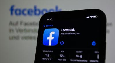 Fotografía referencial de un teléfono inteligente que muestra la 'app' de Facebook en una tienda de aplicaciones.