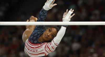 La gimnasta estadounidense Simone Biles en la prueba de Barras Asimétricas durante la final de Gimnasia Artística en Equipos Femenino, en los Juegos Olímpicos de París, el 30 de julio de 2024.