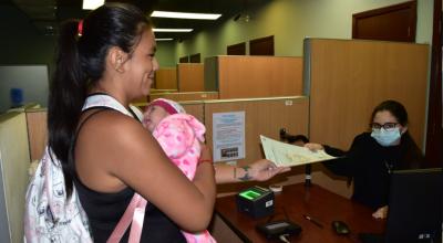 Una madre de familia inscribe a su hija en la Corporación Registro Civil Municipal de Guayaquil.