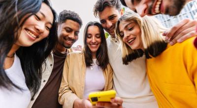 Grupo de jóvenes usando su celular.