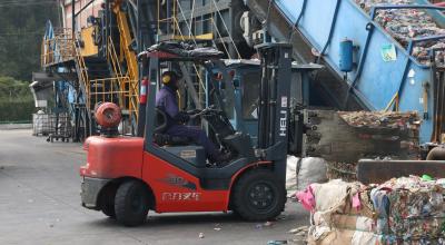 Un trabajador en la línea de reciclaje de la planta de la empresa textil Enkador, junio de 2024. Imagen referencial.