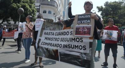 Pacientes renales protestan en los exteriores de la Gobernación del Guayas el 31 de julio de 2024.