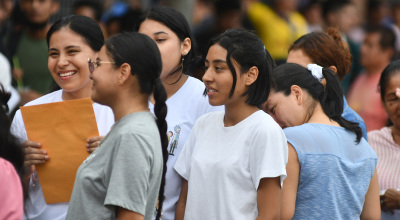 Mujeres acudieron a plazas de empleo ofrecidas por una empresa privada en Manta, el 15 de abril de 2024.