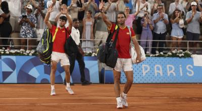 Los tenistas españoles Rafa Nadal y Carlos Alcaraz saludan tras perder ante los estadounidenses Austin Krajicek y Rajee Ram en los cuartos de final de los Juegos Olímpicos, el 31 de julio de 2024.