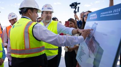 El alcalde de Quito, Pabel Muñoz, viendo el plano de la expansión del Aeropuerto Mariscal Sucre de Quito, 31 de julio de 2024.