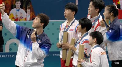 Deportistas de Corea del Norte y Sur tomándose una selfie durante la premiación de los Juegos Olímpicos en París, 31 de julio de 2024.