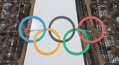 Vista de los aros olímpicos colocados en la Torre Eiffel, horas antes de la ceremonia de inauguración de los Juegos Olímpicos de París