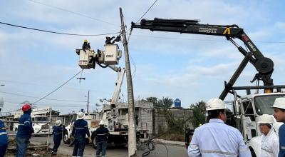 Técnicos de CNEL ejecutan trabajos de mantenimiento en un poste de luz.