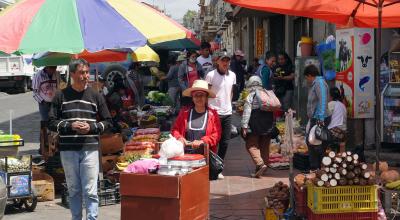 Venta de vegetales y frutas en el mercado 9 de Octubre, de Cuenca, el 29 de enero de 2024. Imagen referencial.