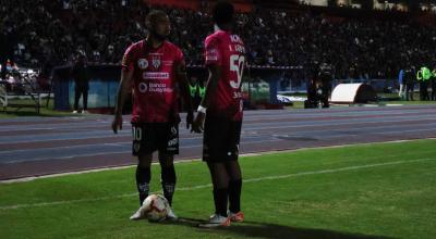 Junior Sornoza y Keny Arroyo, durante el partido ante Olmedo en Riobamba, por Copa Ecuador, el 31 de julio de 2024.