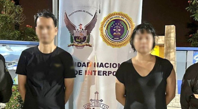 Fotografía publicada el 1 de agosto de 2024 de dos ciudadanos chinos con notificación roja en la Interpol detenidos por la Policía Nacional en Guayaquil.