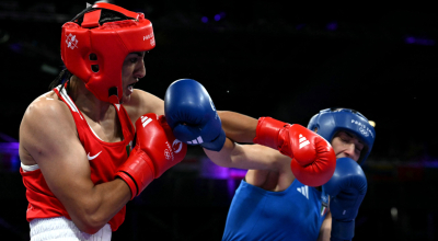 La boxeadora argelina Imane Khelif golpea a la italiana Ángela Carini en los Juegos Olímpicos de París, el 1 de agosto de 2024.