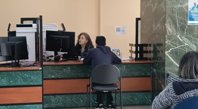 Una persona recibe atención en el Centro de Atención Universal del edificio matriz del IESS, en Quito, el 1 de agosto de 2024.