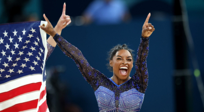 Simone Biles festeja se segunda medalla de oro en los Juegos Olímpicos de París 2024 este jueves 1 de agosto.