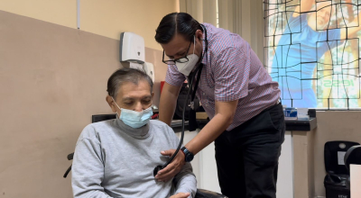 Atención de un paciente en el Hospital de Especialidades Teodoro Maldonado Carbo, del IESS, en Guayaquil, 20 de julio de 2024. Imagen referencial.