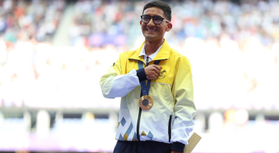 Daniel Pintado sonríe con su medalla de oro en el podio de los Juegos Olímpicos de París, el viernes 2 de agosto de 2024.