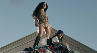 Billie Eilish y Charlie XCX en el videoclip de 'Guess' remix.