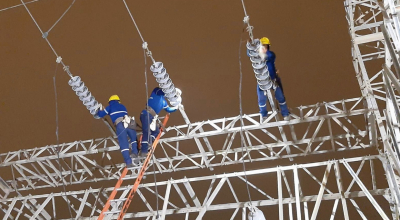 Técnicos de CNEL realizan trabajos de mantenimiento preventivo en una subestación eléctrica de Santa Elena, el 26 de julio de 2024.