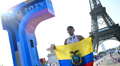 El ecuatoriano Brian Daniel Pintado celebra su triunfo en los 20 km marcha en los Juegos Olímpicos de París 2024