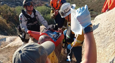 Personal de rescate brinda ayuda a un migrante en la frontera con Estados Unidos.