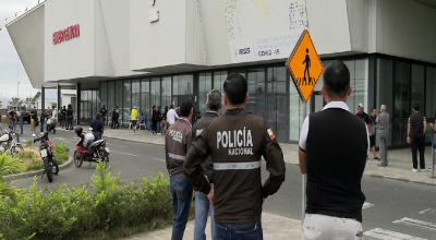 Policías a las afueras del hospital del IESS en Manta, en donde se registró un crimen el 2 de agosto de 2024.