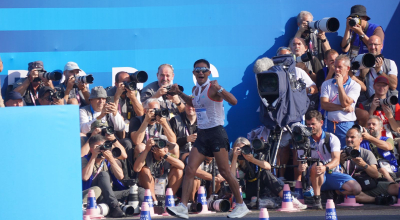 El marchista Daniel Pintado luego de cruzar primero la meta de los 20 kilómetros marcha y consagrarse campeón olímpico, el 1 de agosto de 2024.