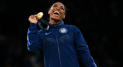 Simone Biles con su medalla de oro en París, 3 de agosto de 2024.