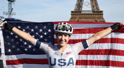 Kristen Faulkner, con la bandera de Estados Unidos, en la meta en París, el 4 de agosto de 2024.