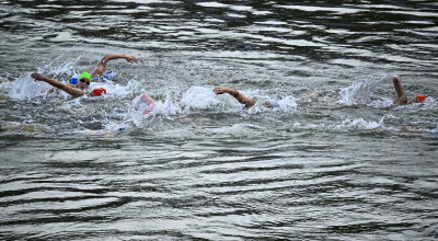 Triatletas compiten en la prueba de triatlón en el río Sena, el 31 de julio de 2024.