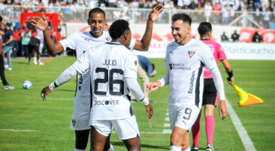 Jugadores de Liga de Quito festejando su gol ante Macará, 4 de agosto de 2024.