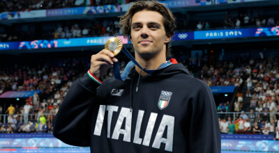 Thomas Ceccon con su medalla de oro después de ganar los 100 metros de espalda en los Juegos Olímpicos de París, 29 de julio de 2024.