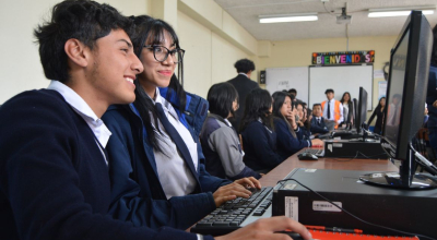 Estudiantes en una aula de clases del colegio Herlinda Toral, de Cuenca, el 19 de abril de 2023.