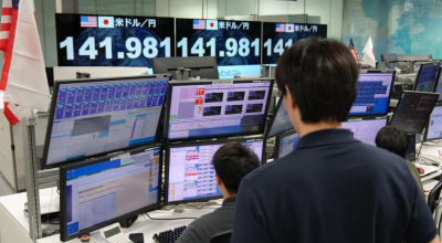 Monitores que muestran el tipo de cambio entre el yen japonés y el dólar estadounidense en Tokio, Japón, el 5 de agosto de 2024.