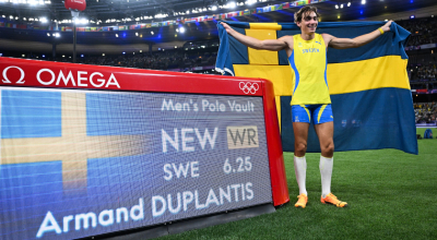 El sueco Armand Duplantis posa junto a su nuevo récord este 5 de agosto de 2024.