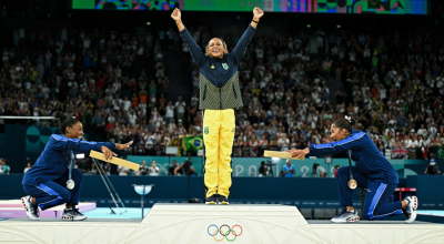 Simone Biles y Jordan Chiles alaban a Rebeca Andrade en el podio en los Juegos Olímpicos, el 5 de agosto de 2024.