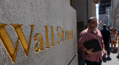 La gente camina por Wall Street fuera de la Bolsa de Valores de Nueva York el 5 de agosto de 2024, en la ciudad de Nueva York, Estados Unidos.