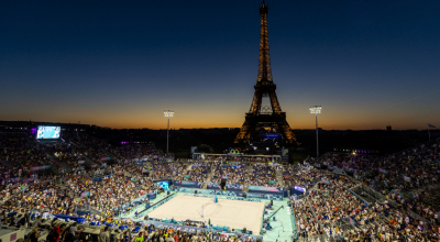 Fotografía del atardecer antes de los partidos por los octavos de final del voleibol masculino entre Brasil-Japón y Qatar-Chile en las competiciones de voleibol de playa de los Juegos Olímpicos de París 2024, en la Torre Eiffel en París, el 5 de agosto de 2024.