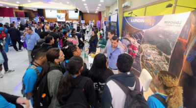 El stand de Lundin Gold, empresa minera canadiense que opera en la provincia de Zamora Chinchipe, en una feria de empleo en Guayaquil, este martes 6 de agosto de 2024.