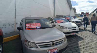 Carros exhibidos en un patio de carros del SRI, en el norte de Quito. Foto del 9 de julio de 2024.