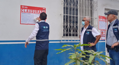 Funcionarios públicos clausuran una clínica de rehabilitación en la parroquia Chongón, en Guayaquil, este 6 de agosto de 2024.