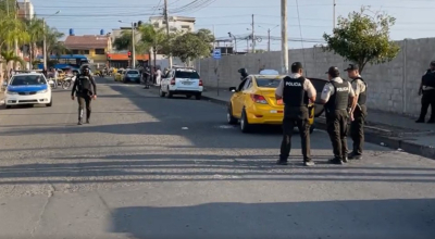 Policías toman procedimiento tras el ataque registrado en la vía a Puerto Bolívar, en Machala, este 6 de agosto de 2024.