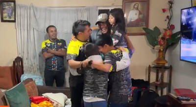 La familia del marchista cuencano celebra la medalla de plata conseguida en la prueba de relevos mixtos por Daniel Pintado y Glenda Morejón, el 7 de agosto de 2024.