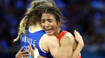 Lucía Yépez celebra su pase a la final de lucha en los Juegos Olímpicos de París 2024, el 7 de agosto.