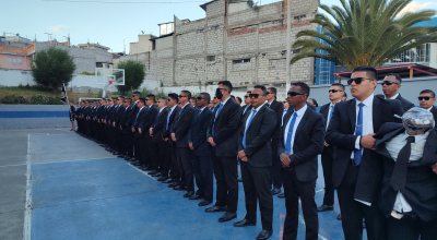 Policías realizan una formación durante el curso de formación como agentes de protección, el 2 de agosto de 2024, en Ambato.