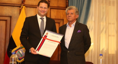 El entonces alcalde de Quito Mauricio Rodas y Milton Barragán Dumet, en un homenaje del Municipio al arquitecto, el 7 de febrero de 2019.